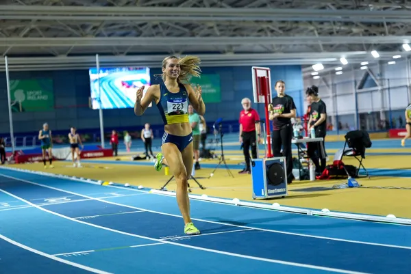 EMMA MOORE OBLITERATES HER OWN IRISH U23 INDOOR 800M RECORD